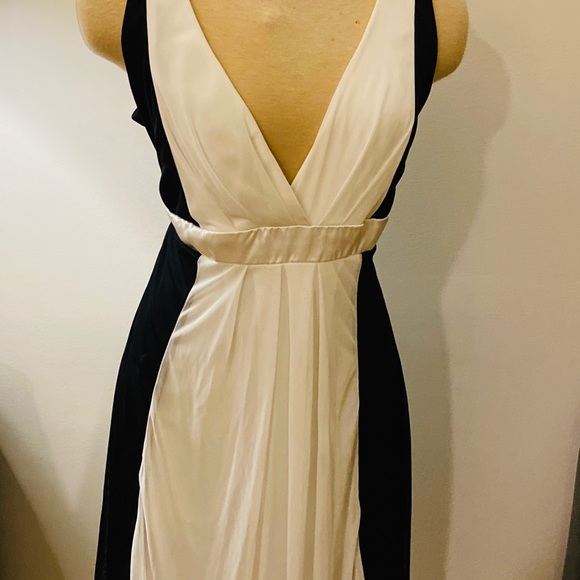 Beautiful flowy Jessica dress EUC - Picture 2 of 8